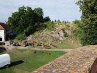Pohled na část připravovaného PlumLove a zároveň na zbytek hradu na tom kopečku
