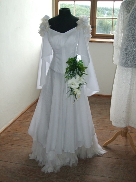 Vystavené svatební šaty na zájmu - první
