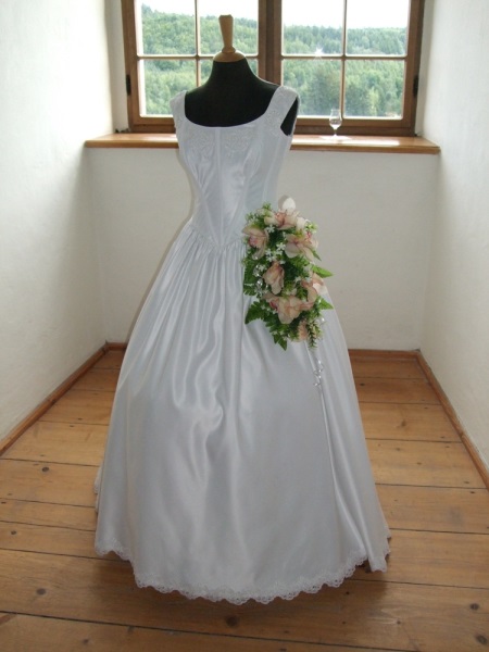 Vystavené svatební šaty na zájmu - druhé