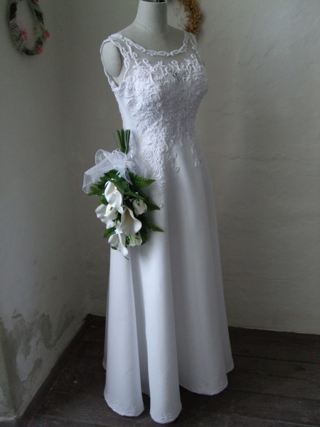 Vystavené svatební šaty na zámku - třetí