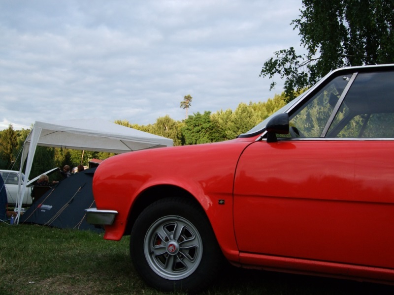 Trabant 10 - zátiší - Mbéčko, stan a trčící strom nad lesem