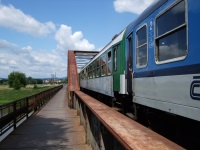 Projíždějící vlak na mostě přes první přejezd co jsem jel nad Baťovým kanále
