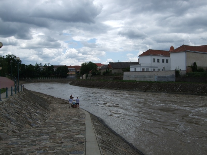 Blázni se snaží spustit loď na mírně rozbouřenou řeku