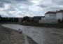 Blázni se snaží spustit loď na mírně rozbouřenou řeku
