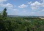 Výhled na další kopce, lány a vinice