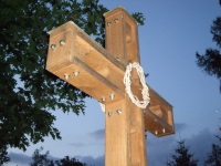 Kříž na rozcestí kousek pod Resslovou hájovnou směrem dolů do Bílovic