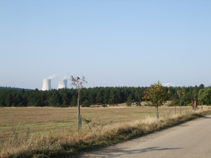 Pohled na Dukovany z rozcestí Nad Mohelenskou stepí