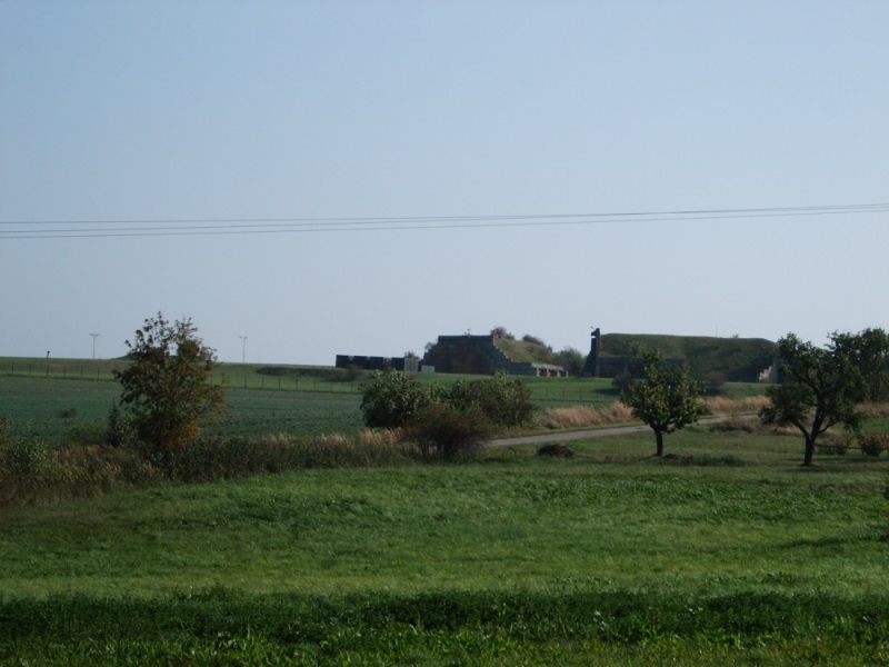 Kus vojenského letiště - hangáry - za Popůvkami