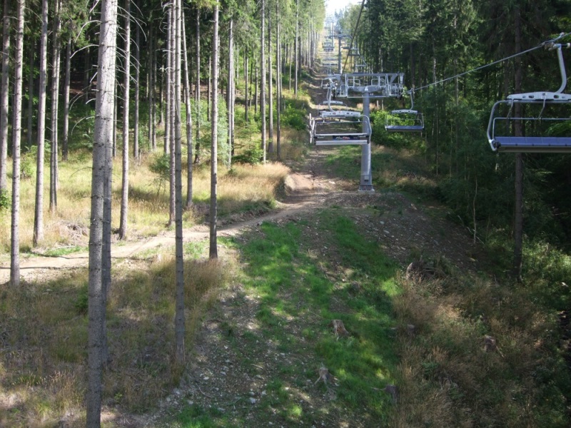 Pohledy z lanovky na trasu po červené - Hřebenovka