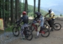 Banda freeridistů...jejich vybavení je skoro jak na motorce...helma, páteřák, chrániče úplně všude a na všem