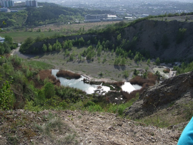 Výhled opět na lom na Hády...bylo krásně, takže lidi se už chodí opalovat